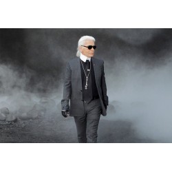 Karl Lagerfeld: Un'icona della moda, amata da star e top model