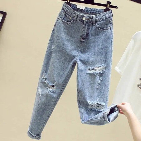 High-waisted ripped jeans: A bold look