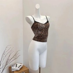 Leopard crop top: sexy and trendy, relive the Y2K era