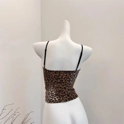 Leopard crop top: sexy and trendy, relive the Y2K era