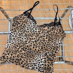 Leopard crop top: sexy and trendy, relive the Y2K era