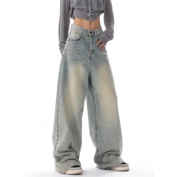 High-waisted boyfriend jeans: comfort and casual style