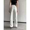 White high-waisted jeans: Y2K trend, wide leg