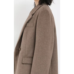 Oversized Women's Coat: Winter 2024 Trend