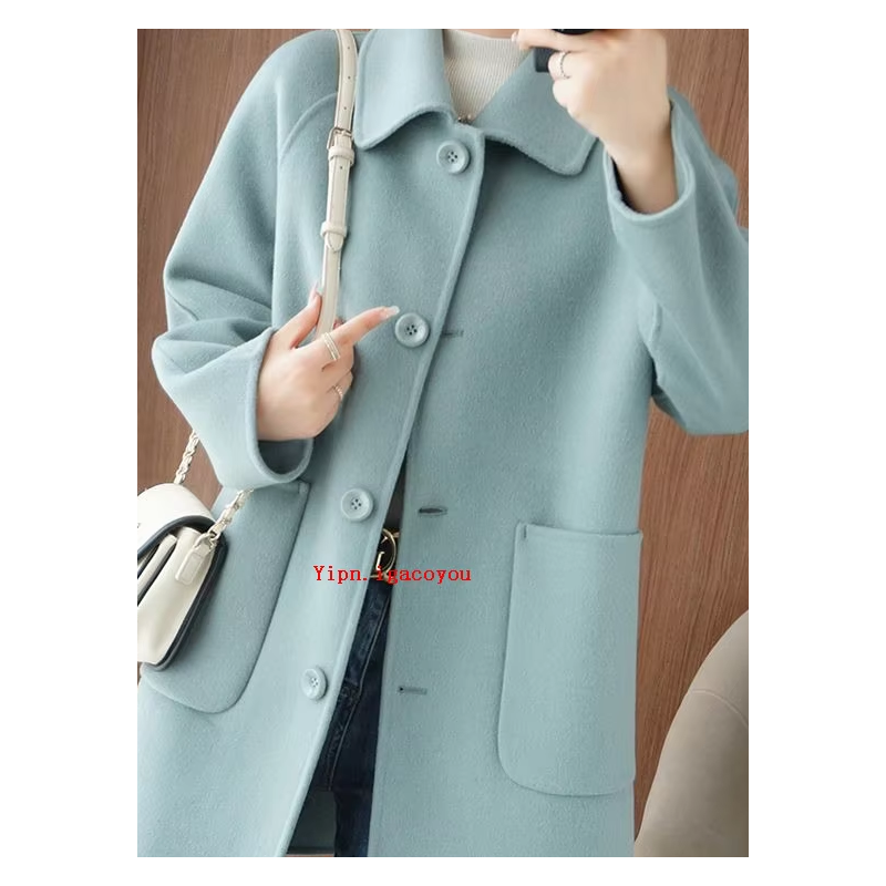 Discover our merino wool coat, perfect for winter. Elegant cut, optimal comfort, trendy colors.